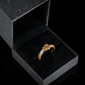Graceful 14K Gold Wedding Ring